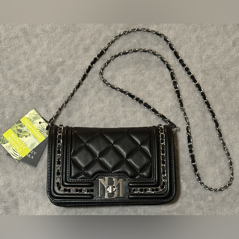 BADGLEY MISCHKA Small Crossbody w/Frame & Chain on the Cover/Silver-Black (NWT)